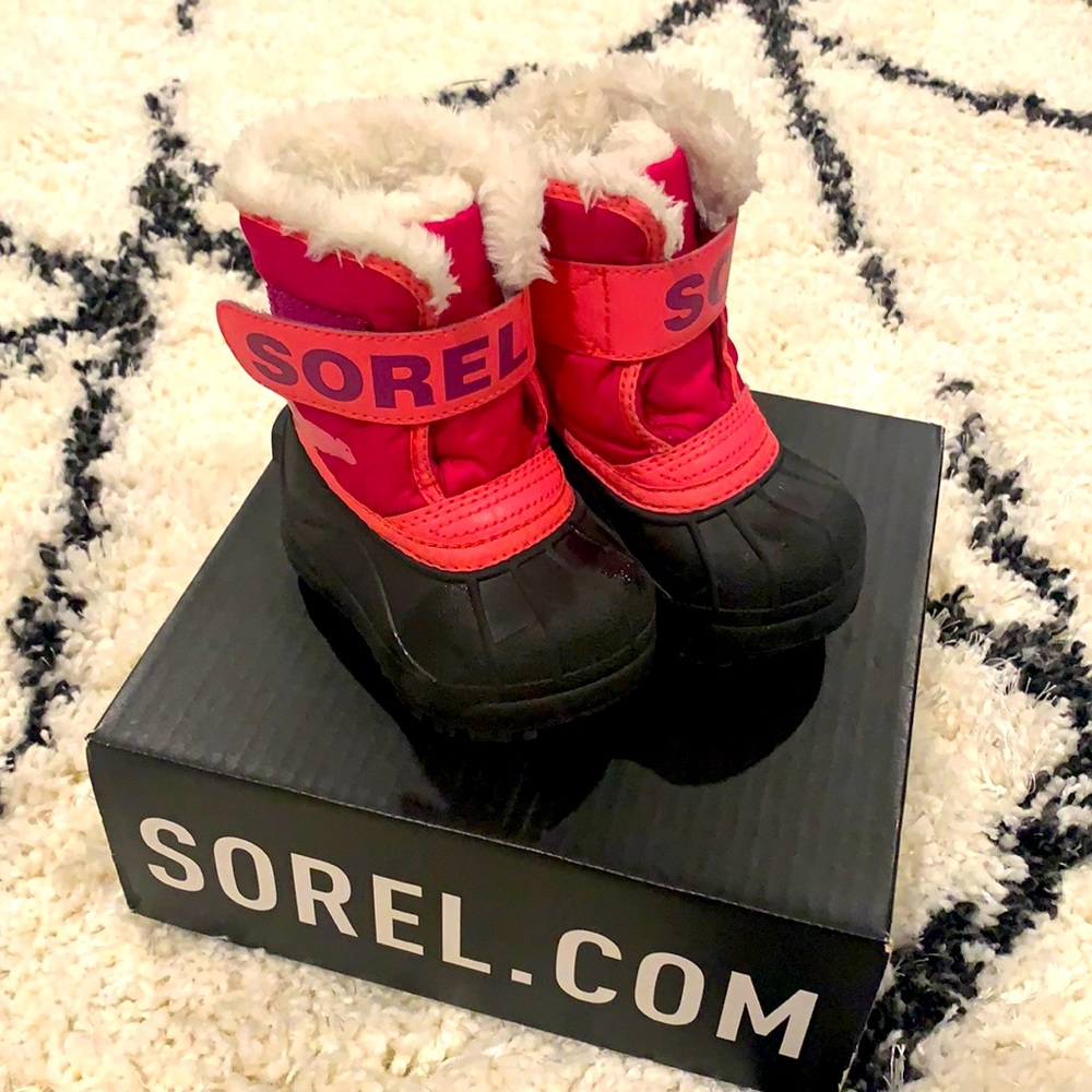 Like New Sorel children snow commander boot size 4